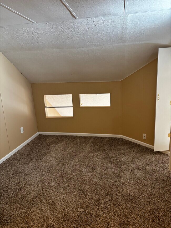 Desván - 7708 Waterview Way