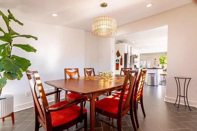 Foto del edificio - Rare historic East Nashville bungalow for rent; 4 Beds 3 Baths, 1,806 SqFt, fenced yard