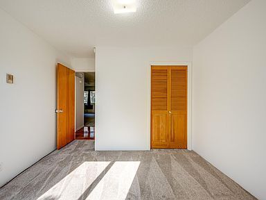 Building Photo - Natural light in this 2 bedroom 1 bath condo.