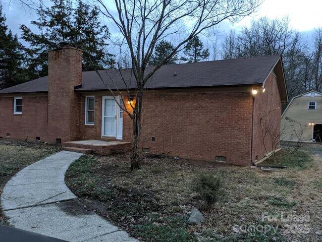 Foto del edificio - 632 Catawba Cir N