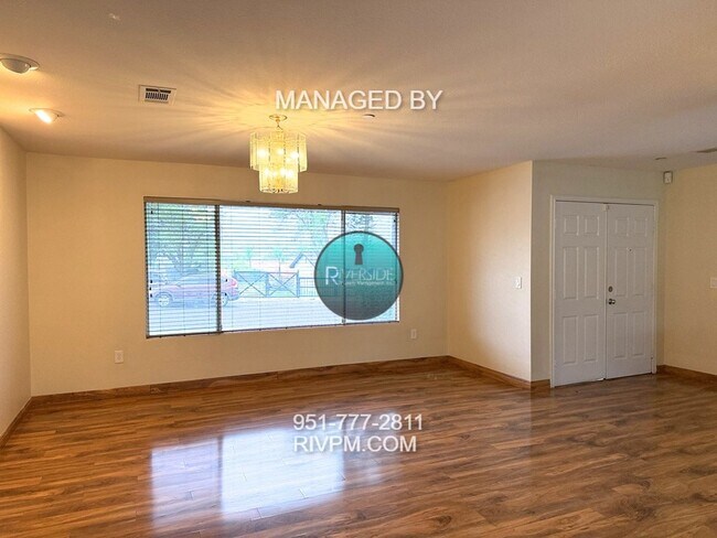 Foto del edificio - Single story large corner lot home in Jurupa Valley ready for move-in!