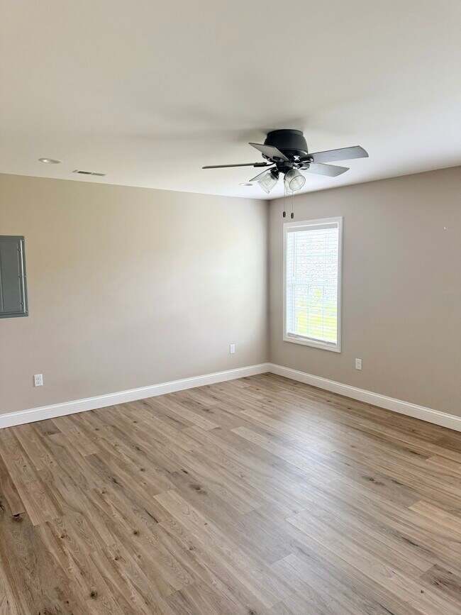 Foto del edificio - 295 Oak Grove Cir