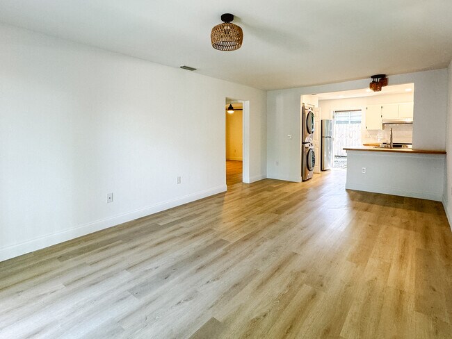 Foto del edificio - 720 Angelina Ln