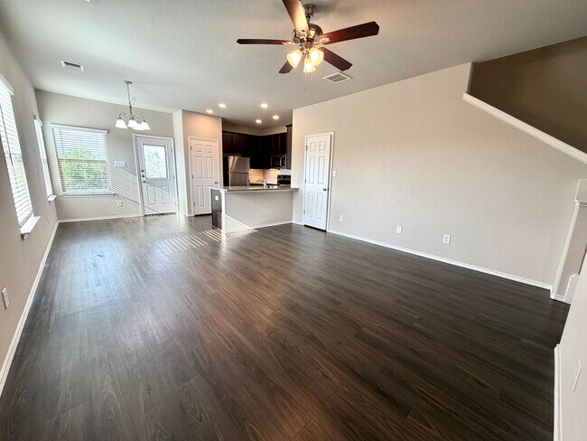 Foto del edificio - Luxury Townhome near Randolph AFB