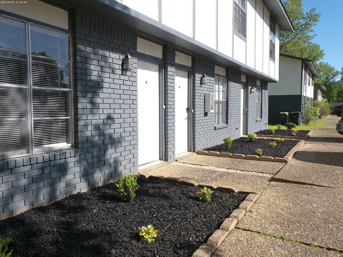 Landscaped Entrance - 8302 Woodview Dr E