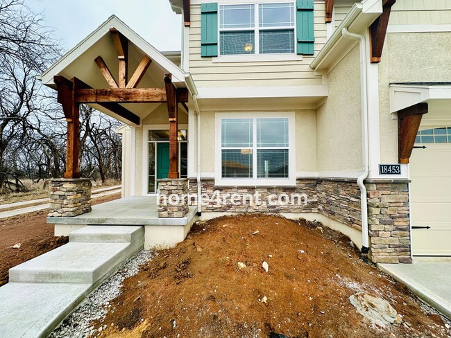 Foto del edificio - BRAND NEW, Luxury Home in Blue Valley Scho...