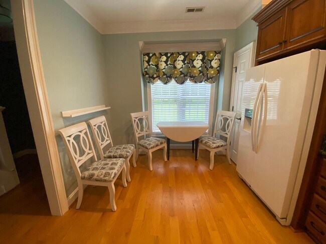 Foto del edificio - AVAILABLE NOW! BEAUTIFUL BRICK FRONT TOWNH...