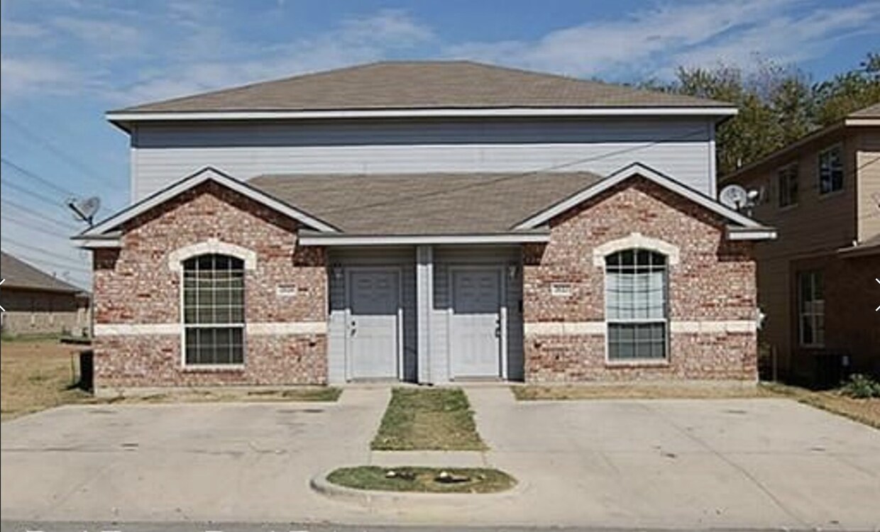 Primary Photo - 2124 W.E. Roberts St