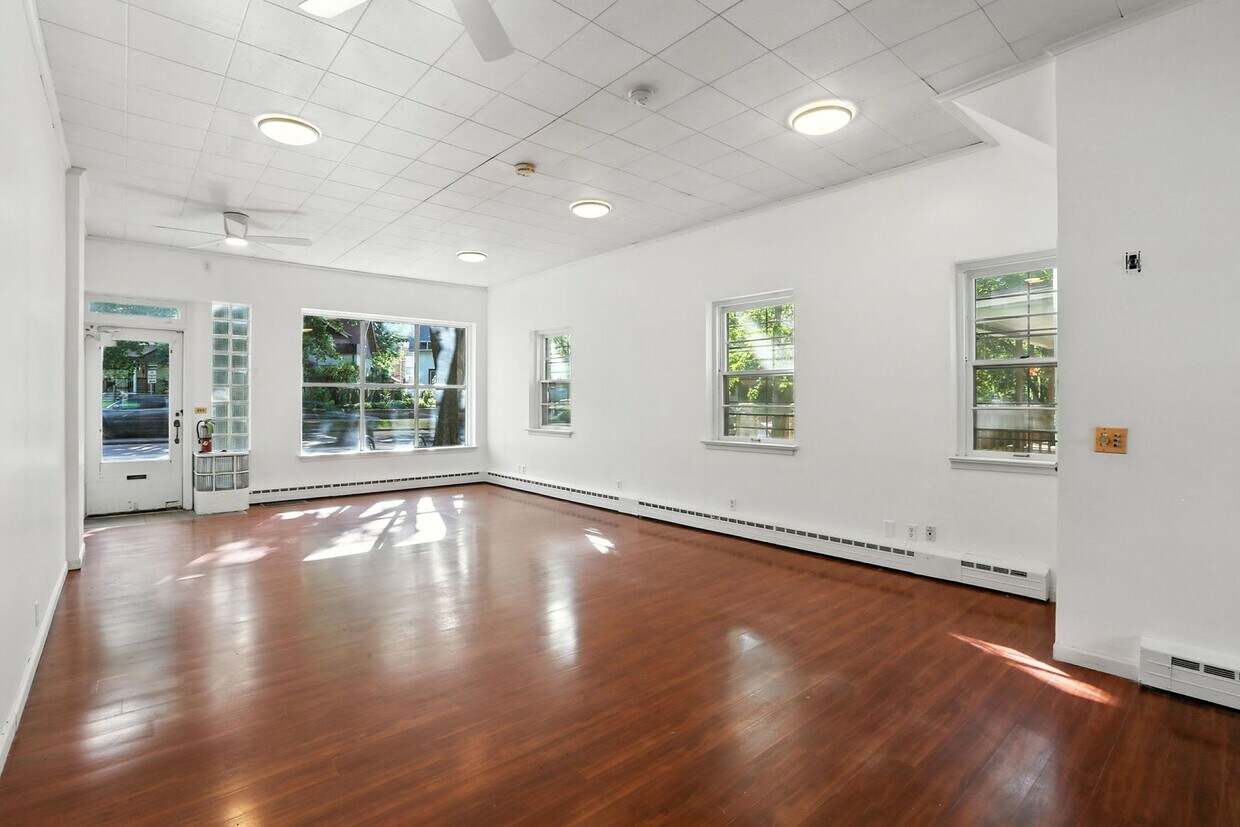Foto principal - Prime Commercial Space on Minnehaha Avenue!