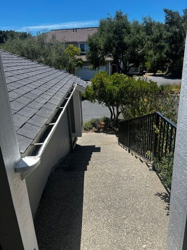 Building Photo - 736 Hillside Dr