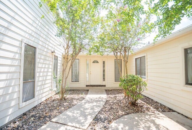 Foto del edificio - 14211 Hillvale Dr