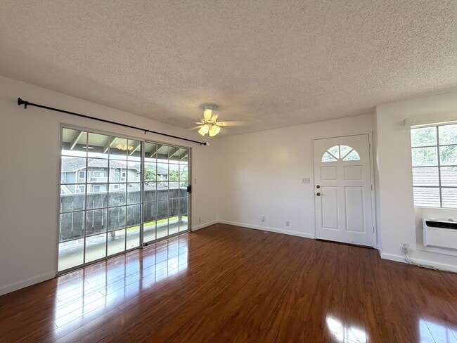 Building Photo - Royal Palm (Waipio) 2 bedroom/1 bath upstairs unit, A/C, Washer/Dryer, 1 parking