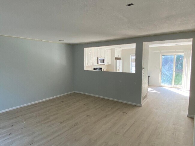 Sala de estar - 4920 E 100th Dr