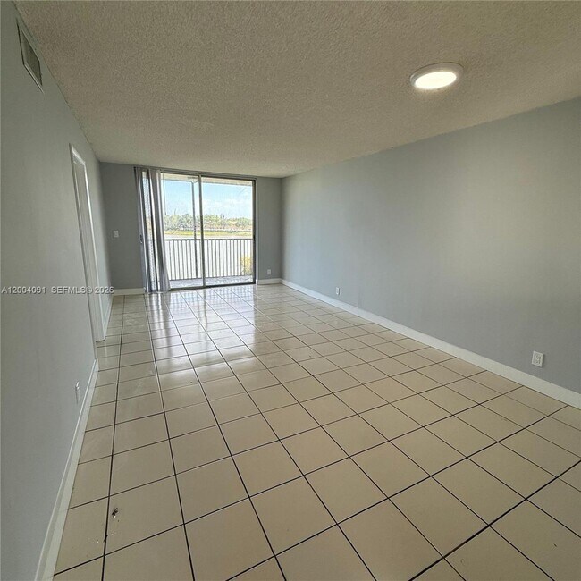 Foto del edificio - 8710 N Sherman Cir