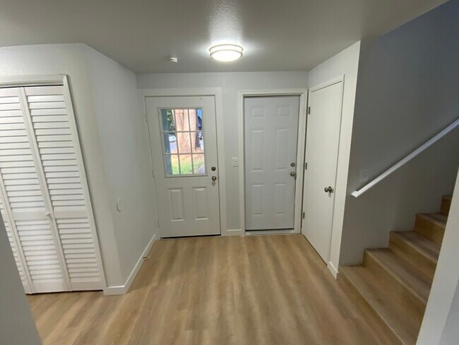 Foto del edificio - West Olympia 3bdr 1.5bath Townhome w/ garage & parking & addtional office