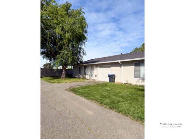 Building Photo - Spacious 2br/1ba, A/C, LRG. Bedroooms, Private Patio, Garage, New Fridge, NEW Dishwasher!!