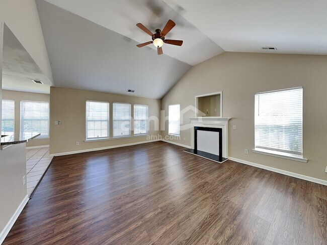 Building Photo - 404 Riverwalk Dr NW