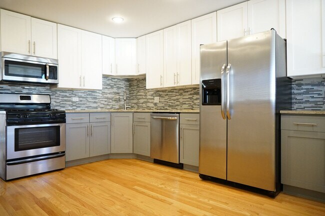 Foto del edificio - 3322 N Troy St