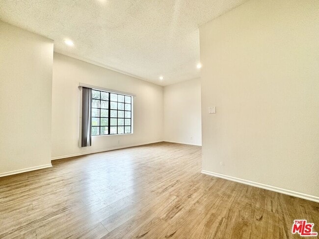 Foto del edificio - 12235 Magnolia Blvd