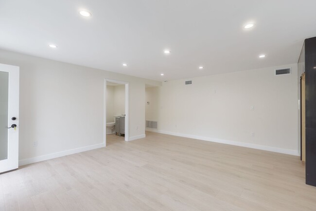 Building Photo - Modern Newly Built 2BD/2.5BA Unit with Lux...