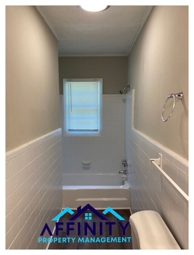 Foto del edificio - Newly Renovated Two Bedroom/ 1 Bathroom Ap...