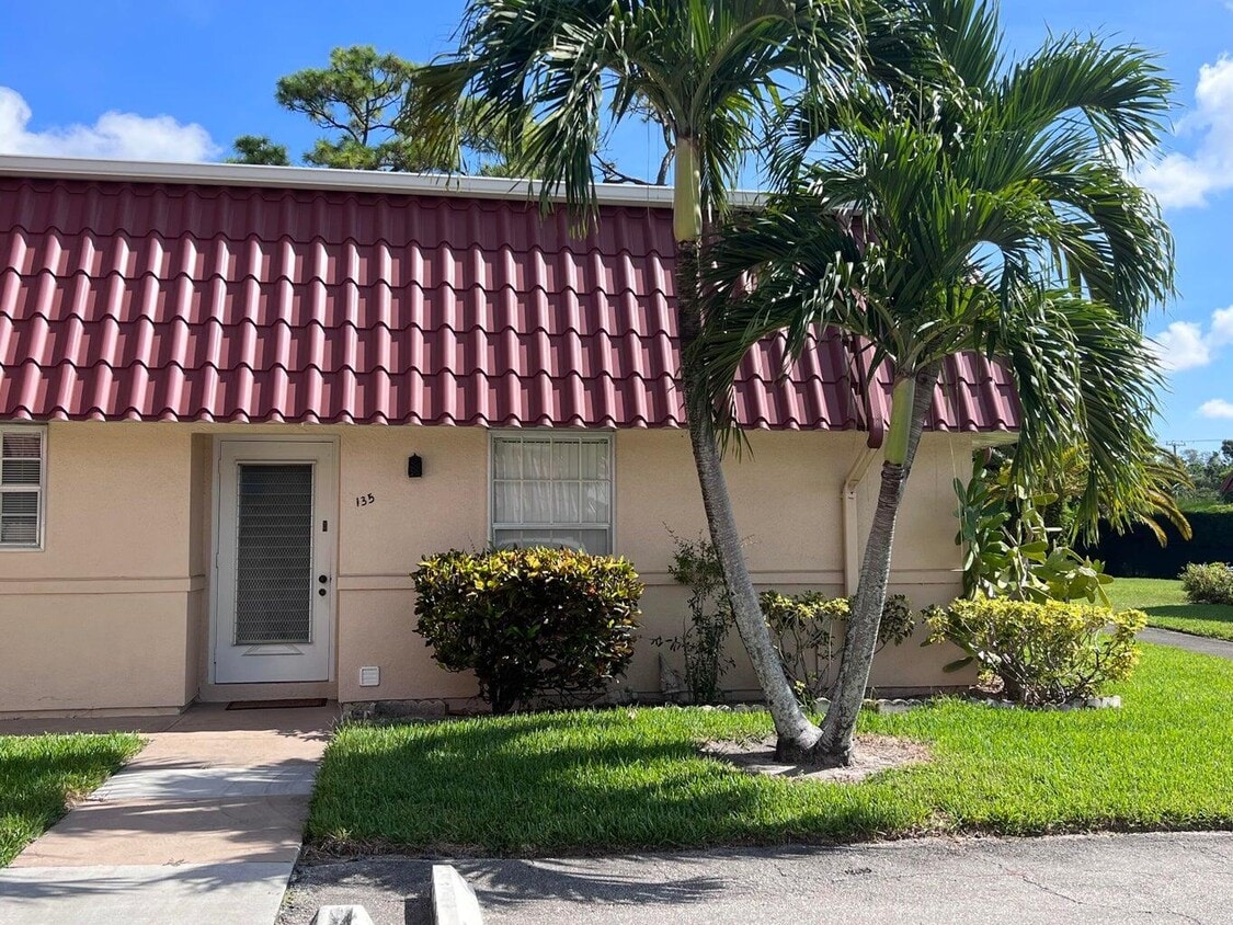 135 Amherst Ln, Lake Worth, FL 33467 Condo for Rent in Lake Worth, FL