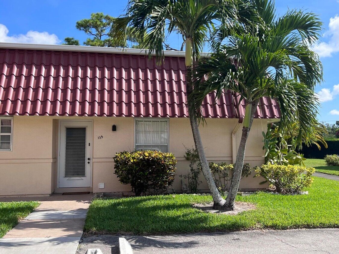 135 Amherst Ln, Lake Worth, FL 33467 Condo for Rent in Lake Worth, FL