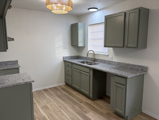 Building Photo - 522 W Highland St