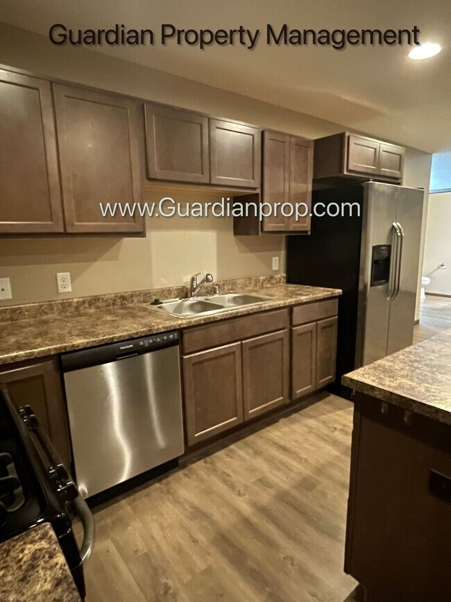 Foto del edificio - Lakeville, Middle Unit Town Home, 2.5 Bath...