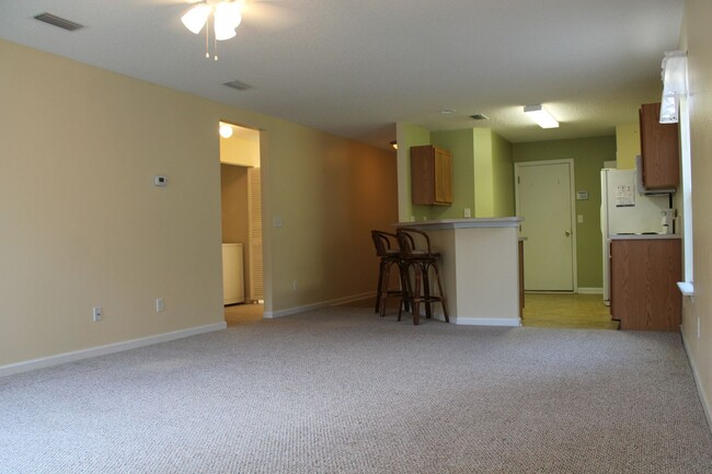 Building Photo - Samara Lakes- Great 3-Bedroom 2-Bath Fence...