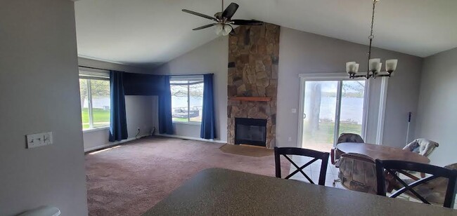 Foto del edificio - 8532 Riverside Dr