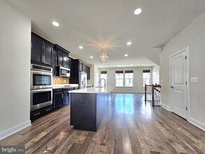 Building Photo - 8820 Englewood Farms Dr