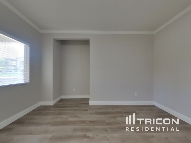 Foto del edificio - 10001 Woodcreek Oaks Blvd