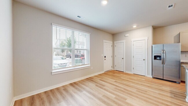 Building Photo - 1736 Frodo Wy