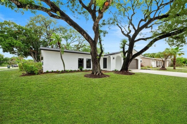 Building Photo - 679 SW 17th Ct
