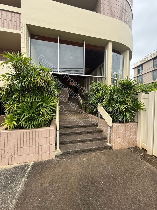 Foto del edificio - Pet Friendly 2-Bedroom With in Unit Laundry Apartment with Pool & Covered Parking in Honolulu!