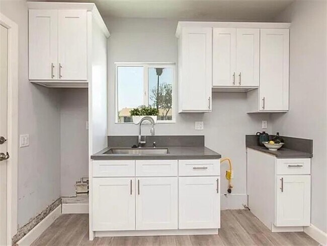 Building Photo - Sylmar