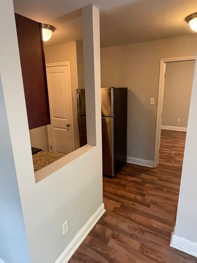 Building Photo - Renovated 1 bedroom with washer/dryer! Gated complex, centrally located.