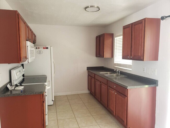 Foto del edificio - 2/2/1 Single Family Home Available NOW!
