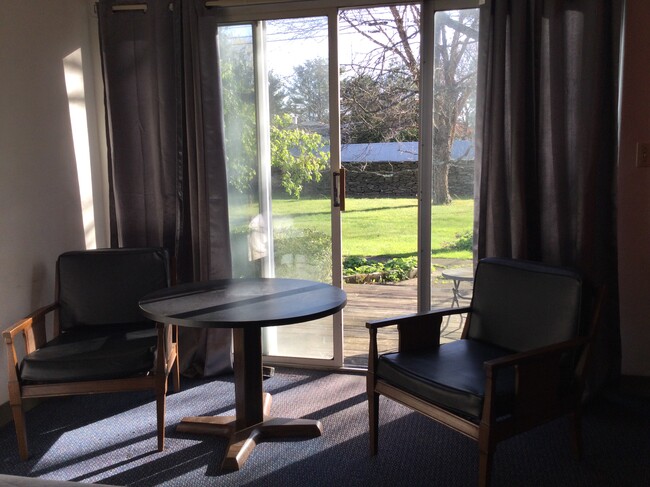 Foto del edificio - 339 Crystal Lake Rd