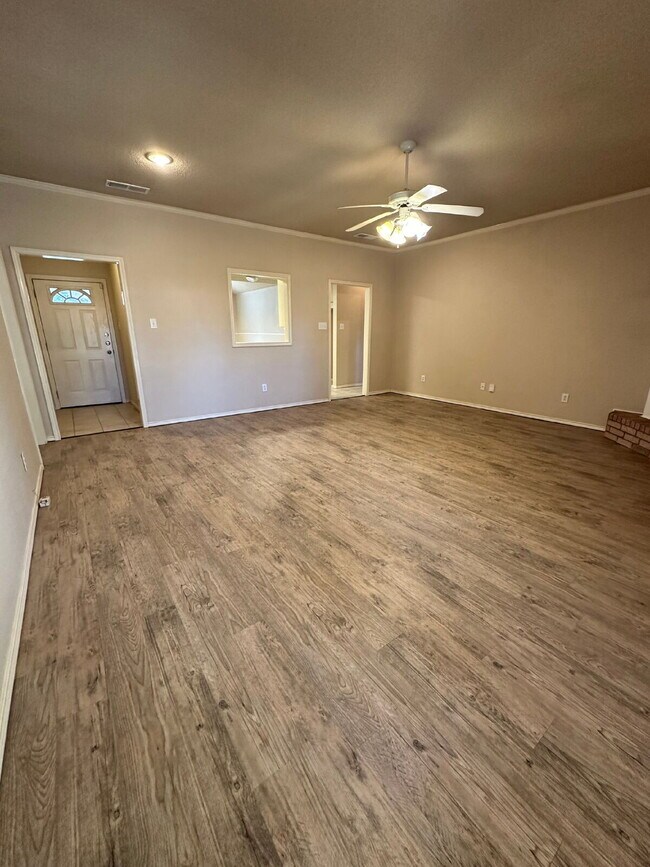 Foto del edificio - Spacious 3/2/2 - Freshly Updated