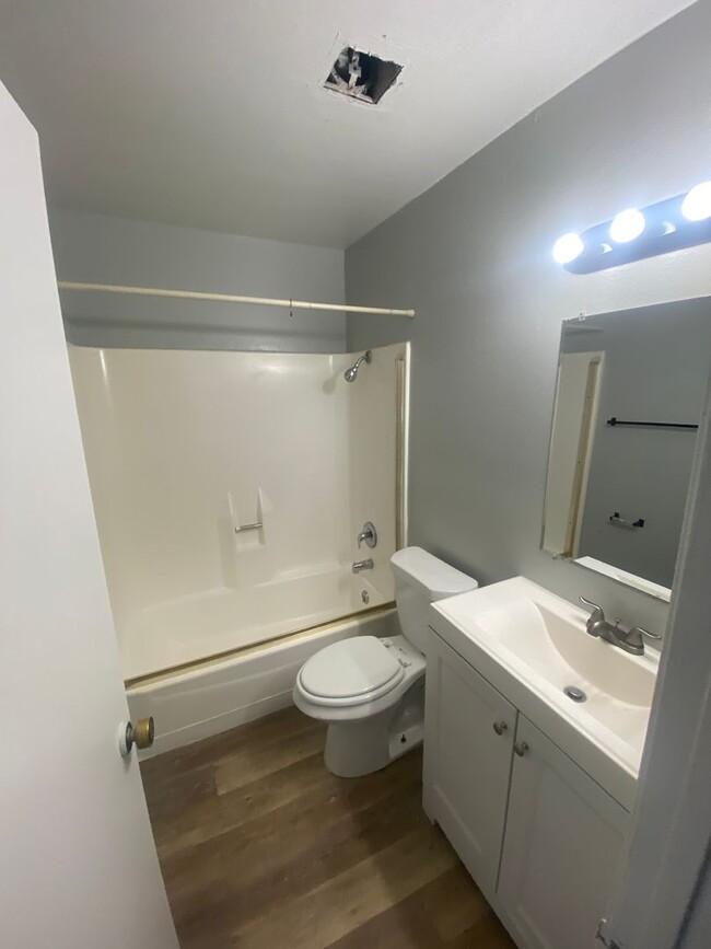 Building Photo - Updated 1 bedroom 1 bathroom in High Hollows!