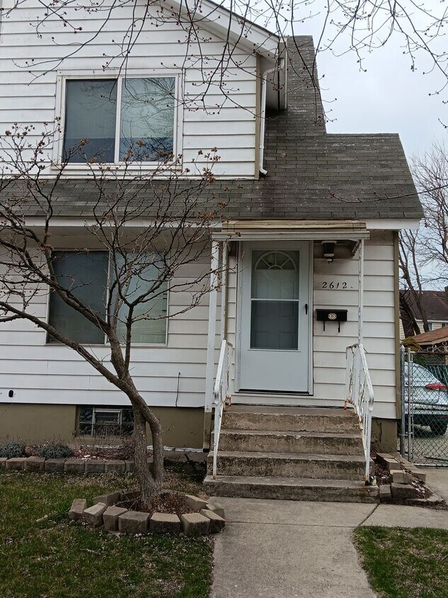 Foto principal - Updated 3-Bedroom Home in East Chicago