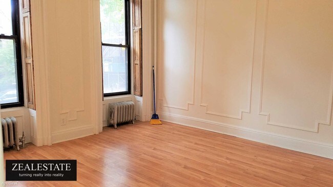 Building Photo - 137 6th Ave
