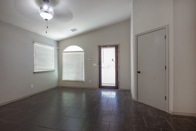 Building Photo - Beautiful home great price! Open house on ...