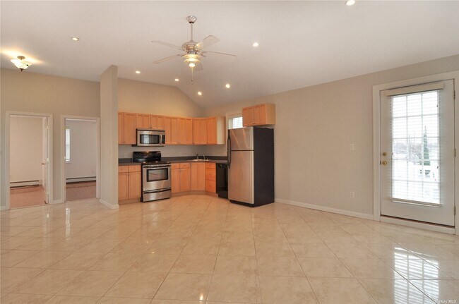 Building Photo - 411 Bayville Ave
