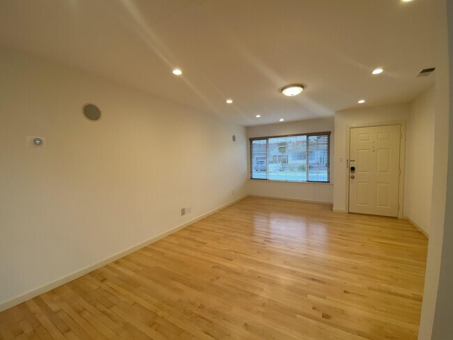 Building Photo - 320 Cavanaugh St