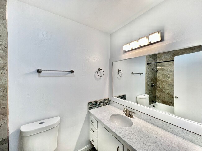 Foto del edificio - Stunning 3B/2BA Condo w/ private balcony a...