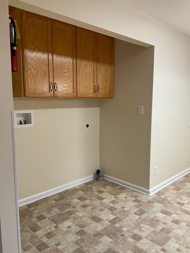 Building Photo - Spacious 3 Bedroom Apartment Available Now!