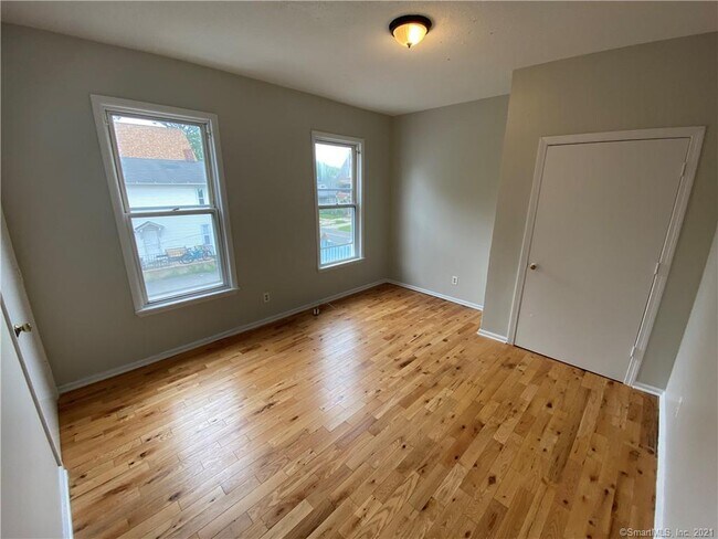 Building Photo - 923 Elm St
